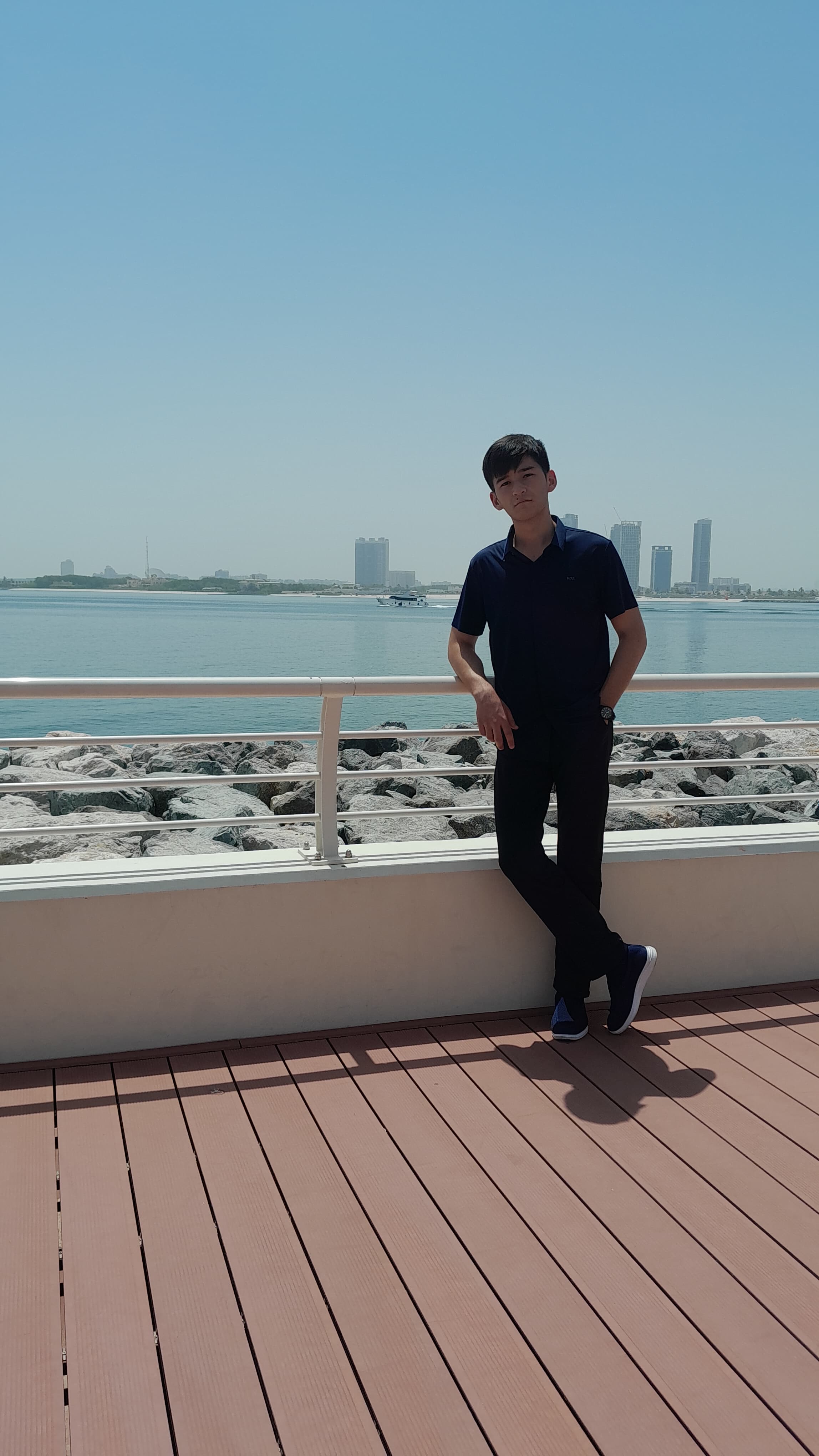 Xamidov uz, Xamidov Mardonbek, Mardonbek Khamidov's full-body portrait taken in 2025 in Dubai