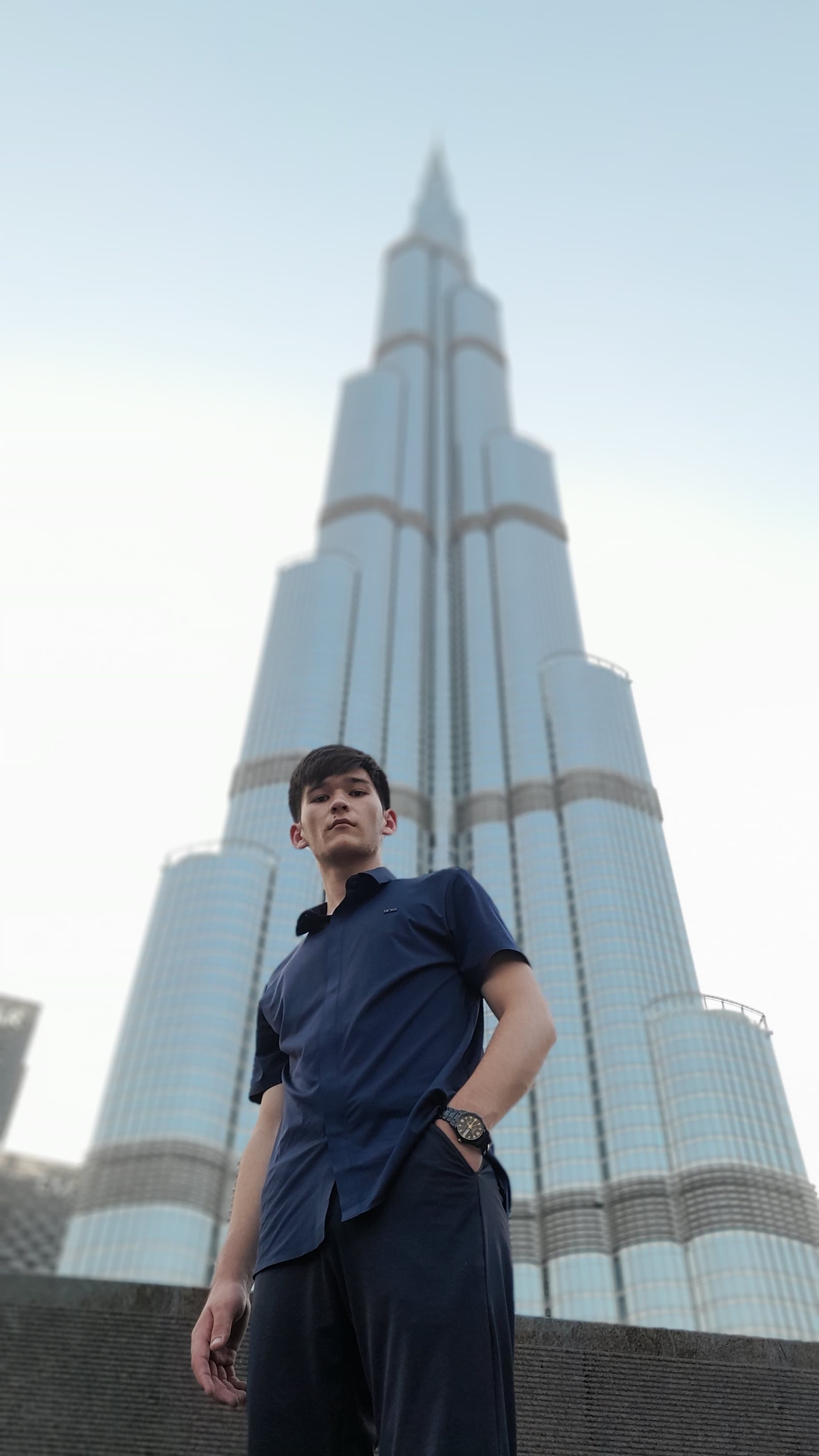 Xamidov uz, Xamidov Mardonbek, Mardonbek Khamidov's full-body portrait taken in 2025 in Dubai